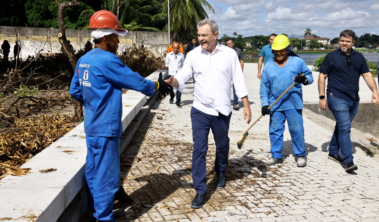 sarto cumprimenta um operário na obra